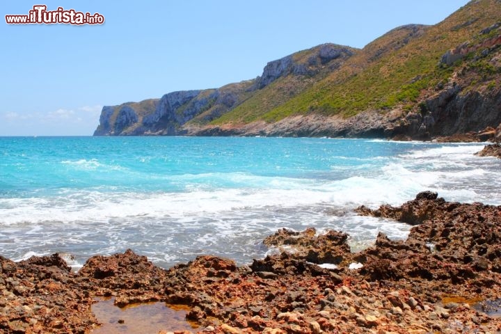 Immagine Il Capo Sant'Antonio visto dalla bella spiaggia di Las Rotas vicino a a Denia. Siamo nella Costa Blanca in Spagna - © holbox / Shutterstock.com