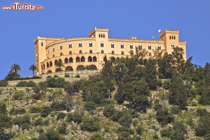 Immagine Il Castello Utveggio sorge nei pressi di Palermo, in cima al Monte Pellegrino, e regala un fantastico panorama sul capoluogo siciliano. Fu costruito in stile Liberty nella prima metà del Novecento su progetto di Giovan Battista Santangelo, finanziato dal cavaliere Utveggio e adibito ad albergo di lusso. L'impresa non ebbe successo, il castello cadde in disuso e venne restaurato negli anni Ottanta del Novecento. Oggi ospita la scuola manageriale Cerisdi. Vengono organizzate visite guidate - © Antonio Abrignani / Shutterstock.com