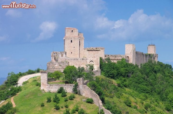 Immagine Nel territorio comunale di Assisi si possono visitare numerosi castelli medievali che dominano il paesaggio umbro. Questi insediamenti, nella maggioranza dei casi, sono borghi fortificati dominati da un cassero e caratterizzati da case strette l'una all'altra  - © LianeM / Shutterstock.com