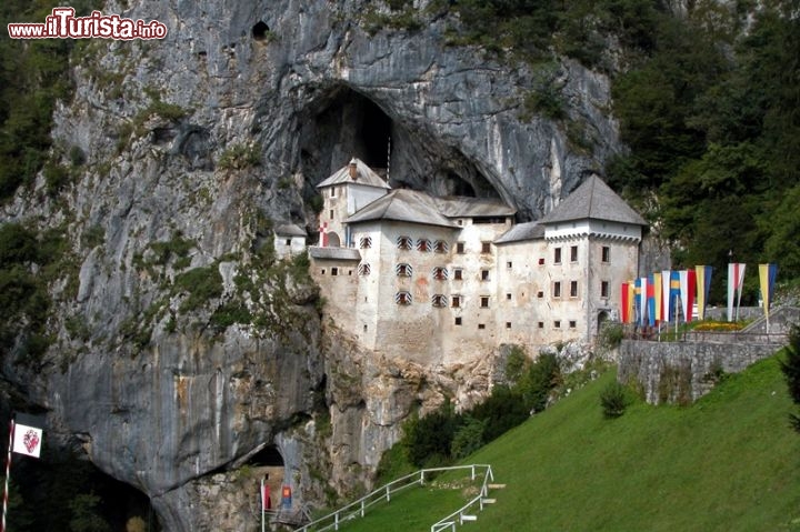 Immagine Il Castello di Predjama si trova vicino a Postumia (Postojna) in Slovenia - Cortesia foto www.postojnska-jama.eu