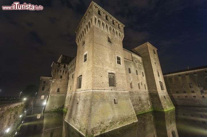 Immagine Il Castello di San Giorgio a Mantova. La fortezza venne eretta nel XV°secolo da Francesco I° Gonzaga ed è difeso da un profondo fossato su cui agiscono tre ponti levatoi - © Claudio Giovanni Colombo / Shutterstock.com