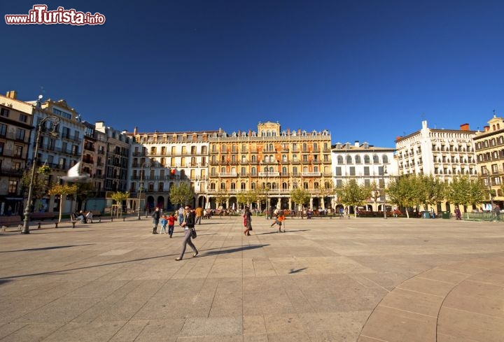 Immagine La Plaza del Castillo di Pamplona, nella Comunità Autonoma della Navarra, Spagna, è il punto d'incontro di cittadini e turisti: grande e sempre viva, circondata da palazzi storici e caffé, è il classico punto di partenza per i tour guidati nel centro città - © Botond Horvath / Shutterstock.com