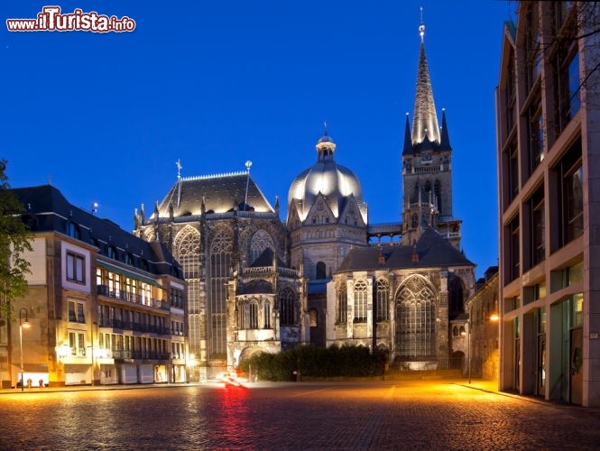 Immagine Il complesso del Duomo di Aachen, la storica Cattedrale di Aquisgrana in Germania - © EUROPHOTOS / Shutterstock.com
