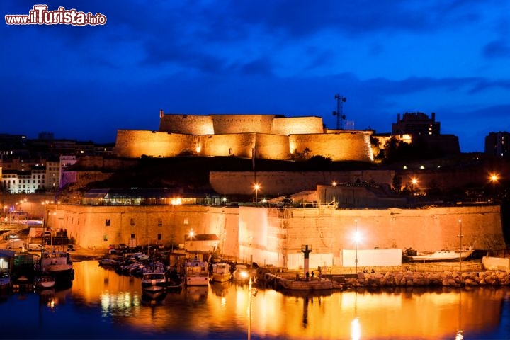 Immagine Il Fort Saint Jean nel porto di Marsiglia (Francia) - © PHOTOCREO Michal Bednarek / Shutterstock.com
