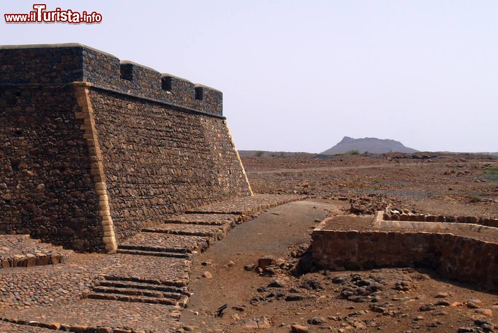 Immagine La fortezza di Praia a Sao Tiago, Capo Verde. Si trova nella cosiddetta Cidade Velha, il primitivo insediamento di Capo Verde (1462), con monumenti storici che l'hanno eletta a Patrimonio dell'Umanità dell'UNESCO. Qui si trova anche la chiesa coloniale più antica del mondo, costruita nel 1495 - © John Copland / Shutterstock.com