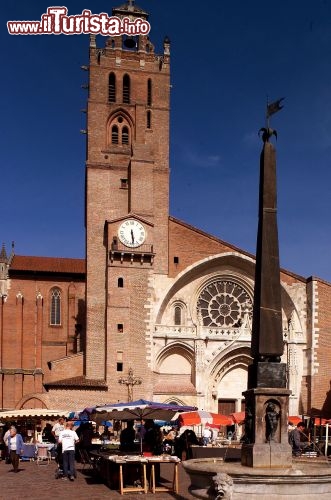 Immagine Il Marchè davanti alla Cattedrale di St Etienne a Tolosa - © Ville de Toulouse