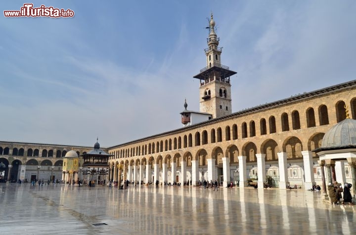 Immagine Il Minareto di Gesu e la moschea degli Omayyadi a Damasco in Siria. Il minareto si chiama così perchè in origine era il campanile della chiesa di S. GIovanni Battista, inglobata nella moschea nel 715 dal califfo a Walid I. Qui è conservata la reliquia della testa di San Giovanni Battista, fatto decapitare dal re Erode - Foto di Monia Savioli