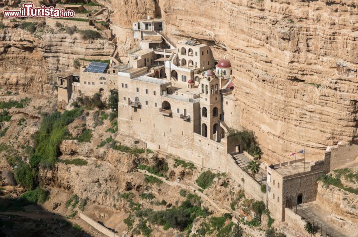 Immagine Il Monastero di San Giorgio, è considerato uno dei luoghi di preghiera più appartati del pianeta. Si trova non lontano da Gerico - © Asaf Eliason / Shutterstock.com