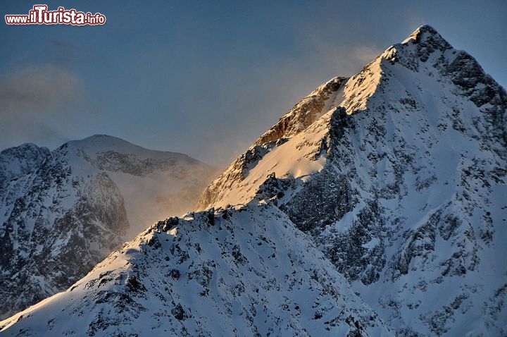 Immagine Il Monte Muzelle (3465 m) all'alba, fotografato dalle finestre dell'Hotel Adret, l'inconfondibile albergo a Les Deux Alpes con i tetti spioventi che ricordano il profilo triangolare della grande montagna. Il monte domina il centro cittadino, nel lato verso Venosc