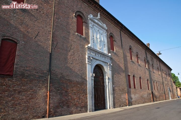 Immagine Il Palazzo Schifanoia di Ferrara, risalente alla fine del Trecento, ha un nome che è tutto un programma: "schiva la noia" era un chiaro invito, da parte del committente Alberto V d'Este, a concedersi vizi, buona cucina, ozio e divertimenti. Modificato più volte nell'uso e nell'aspetto, è famoso soprattutto per gli affreschi del Salone dei Mesi. Oggi fa parte dei Musei Civici d'Arte Antica di Ferrara - © Mi.Ti. / Shutterstock.com