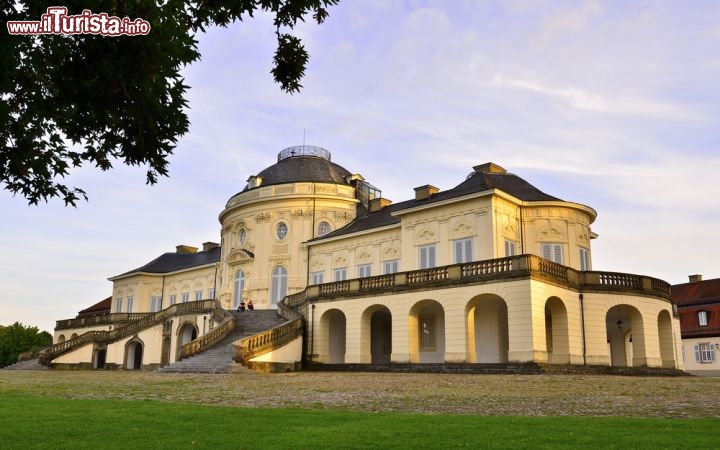 Immagine Nei pressi di Stoccarda (Baden-Wurttemberg, Germania meridionale) sorge il Castello Solitude, che fu realizzato tra il 1764 e il 1775 come residenza estiva del Duca Carlo Eugenio ad opera di diversi architetti, tra cui Fischer e Weyhing. Il nome dell'edificio sottolinea la sua funzione originaria: il duca vi cercava la quiete e la solitudine e desiderava dimenticare per un po' gli impegni mondani, ma oggi diverse sale - che spaziano dal rococò al neoclassico - sono aperte al pubblico e ricevono numerosi visitatori - © clearlens / Shutterstock.com