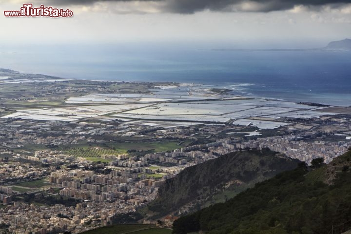 Immagine Da Erice - Trapani, Sicilia - si gode un panorama straordinario sul capoluogo di provincia, le sue saline, le Isole Egadi in lontananza e ovviamente i riflessi blu del Mediterraneo - © Angelo Giampiccolo / Shutterstock.com
