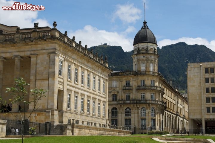 Immagine Il Capitolio Nacional, Palazzo del Parlamento colombiano nella capitale Bogotà, affacciato su Plaza de Bolìvar. Progettato da Thomas Reed, fu cominciato nel 1876 per volere del Presidente Tomás Cipriano de Mosquera e completato solo nel 1926 - © javarman / Shutterstock.com