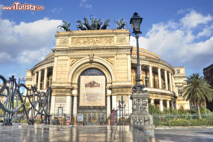 Immagine Il Teatro Politeama Garibaldi di Palermo è sede dell'Orchestra Sinfonica Siciliana dal 2001. L'esterno ricorda gli archi di trionfo napoleonici, con tanto di cavalli rampanti in bronzo posti sopra l'ingresso insieme ad Apollo, ma anche gli antichi anfiteatri romani - © Gandolfo Cannatella / Shutterstock.com