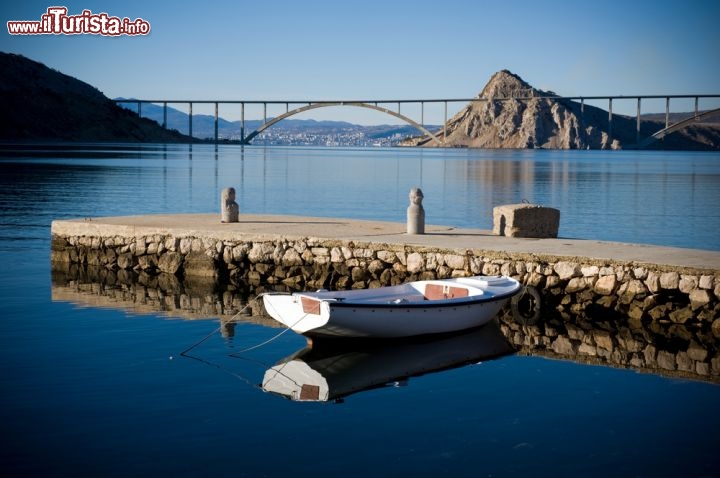 Immagine Il ponte che collega la periferia di Rijeka all' isola di Krk - L'aeroporto della città croata si trova nella vicina isola di Krk collegata a Fiume tramite un suggestivo ponte a doppia arcata che contribuisce a renderne ancora più caratteristico lo skyline © canoniroff / Shutterstock.com