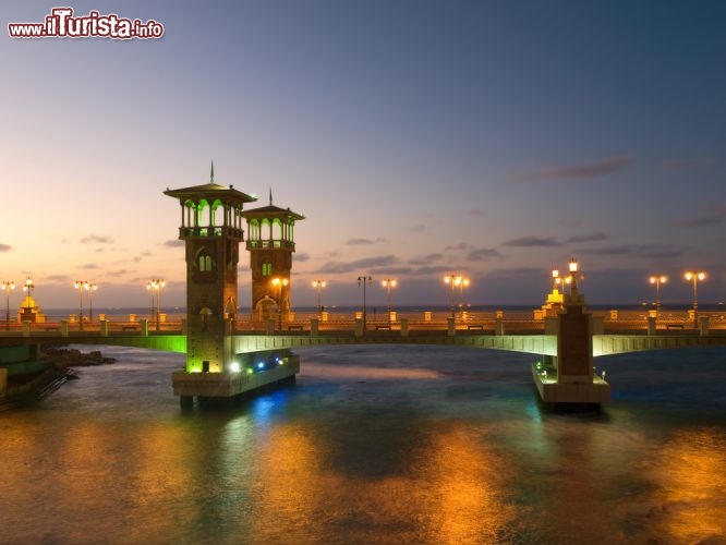 Immagine Il Ponte di Stanley si trova vicino ad Alessandria d'Egitto, lungo la cosiddetta "Corniche". Possiede una lunghezza di 400 metri suddivisi in 6 distinti tronconi - © orlandin/ Shutterstock.com