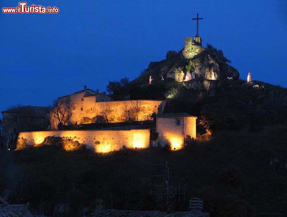 Immagine Il presepe di Natale sulla rupe di Pennabilli, Emilia Romagna. La rupe, antica sede del castello di Billi, viene allestita con un presepe che ospita sagome della Natività alte 4 metri. Visibili anche di notte, creano un paesaggio da favola e accompagnano nelle festività natalizie.