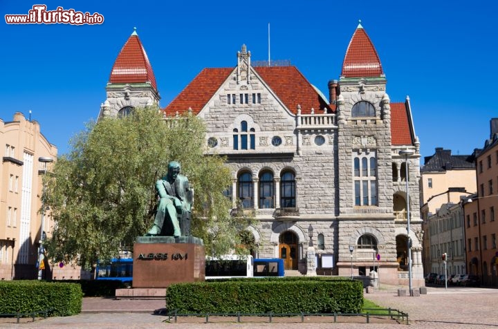 Immagine Il Teatro Nazionale della Finlandia ad Helsinki - © Andrei Nekrassov / Shutterstock.com