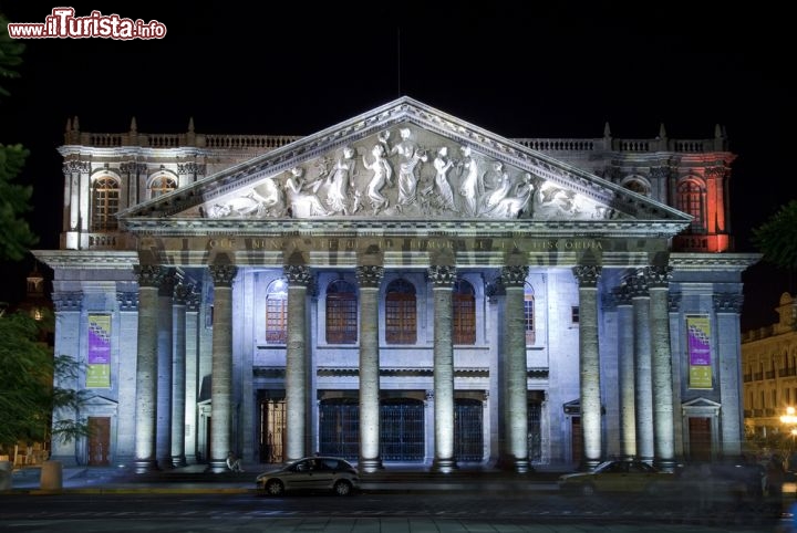 Immagine Teatro Storico di Guadalajara: originariamente chiamato Teatro Alarcón, ha cambiato il proprio nome a favore di José Santos Degollad, ex-governatore dello Stato di Jalisco.
Fu inaugurato nel 1866 ed è attualmente sede, tra le altre cose, dell'Orchestra Filarmonica del Jalisco e del corpo di ballo folkloristico dell Università di Guadalajara - © Jesus Cervantes / Shutterstock.com