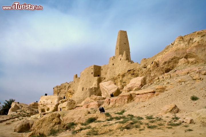 Immagine Il Tempio dell'Oracolo di Siwa in Egitto, er auno dei luoghi sacri più importanti dell'antichità. Per conquistarlo Cambise non esità ad attraversare il deserto partendo dall'Oasi di Farafra, ma la sua armata scomparve nel nulla, e probabilmente i resti di 50.000 uomini sono sepolti sotto qualche duna di sabbia - © Bzzuspajk / Shutterstock.com