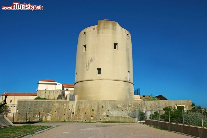 Immagine Il Torrione di Bonifacio (Corsica, Francia) è una delle poche testimonianze del borgo originario, fondato nel IX secolo. Sorge accanto all'Espace Saintes Jacques, un'antica cappella realizzata in calcare bianco, oggi utilizzata come spazio espositivo e sala conferenze - © Pecold / Shutterstock.com