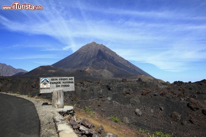 Immagine Il vulcano di Pico de Fogo: fa parte del Parque Naturale de Fogo, isole di Capo Verde (Africa). L'ultima eruzione di questo vulcano, alto 2.829 metri risale  al 1995, ma la più importante fu quella del 1680 che dette il nome all'isola  - © Sundebo / Shutterstock.com