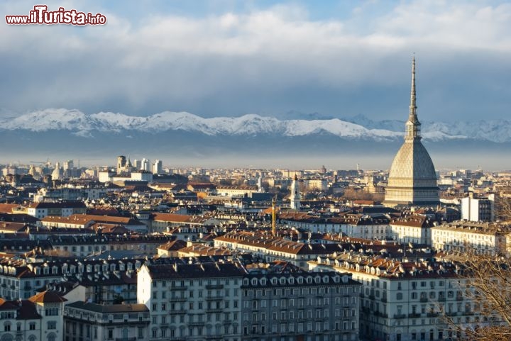 Immagine Il panorama di Torino più scenografico lo si gode dal Monte dei Cappuccini. Da questo belvederere si dominano in un solo sguardo i tetti del capoluogo piemontese, la sagoma imponente della Mole Antonelliana e il profilo delle Alpi sullo sfondo - © Marcos81 / Shutterstock.com