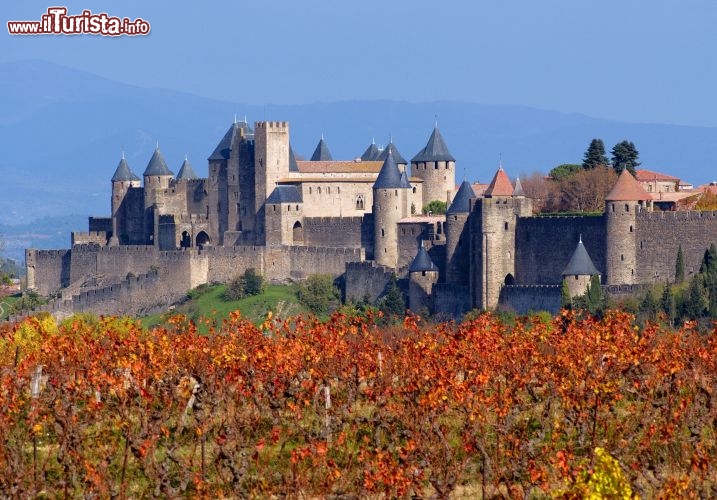 Immagine Carcassonne e le sue torri con i tetti rossi e blu: il borgo della Francia meridionale, nella regione della Linguadoca-Rossiglione, stava per cadere in rovina alla fine del Seicento, quando perse importanza militare dopo secoli di prestigio. All'idea di una sua demolizione si ribellarono lo storico Jean-Pierre Cros-Mayrevielle e lo scrittore Prosper Mérimée, e nel 1849 l'architetto Viollet-le-Duc fu incaricato di riportare la cittadella all'antico splendore - © Paul Palau