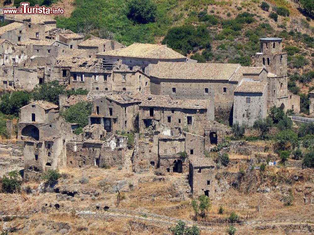 Immagine Il borgo antico di Campana, tra le montagne della Calabria