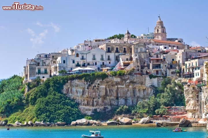 Immagine Il borgo antico di Vieste in Gargano, è una delle più belle cittadine della Puglia, anche grazie alle sue spiagge bianche ed il mare cristallino - © Mi.Ti. / Shutterstock.com