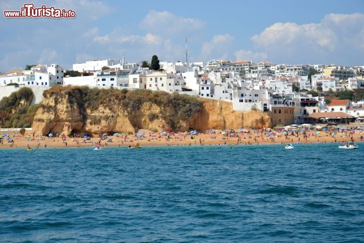 Immagine Il borgo di Albufeira visto dall'Oceano Atlantico - Oltra la caratteristica torre dell'orologio, simbolo della città, e il campanile della torre Sineira che con le sue 8 campane diffonde ancora oggi il suo suono in tutta la baia in occasione di festività e ricorrenze speciali, ad Albufeira meritano una visita le tante chiese edificate su questo angolo d'Algarve a cominciare da Igreja Matriz che ospita al suo interno la splendida croce di Aviz, simbolo religioso e militare dell'omonimo ordine. Fra gli altri edifici religiosi da non perdere, la chiesa di Sao Sebastiao con il museo sacro e la Capela da Misericordia, nata come moschea araba e poi divenuta chiesa cristiana in stile gotico © anyaivanova / Shutterstock.com