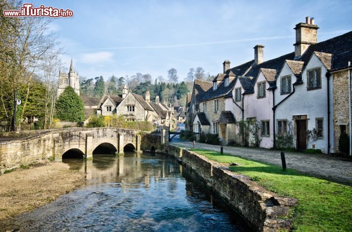 Immagine Foto panoramica del borgo di Castle Combe, Inghilterra - Situato nella contea del Wiltshire, questo caratteristico villaggio nel sud del Regno Unito è stato nominato nel 1962 il più bel villaggio d'Inghilterra. Con le sue case di sasso con i tetti a punta, allineate in maniera ordinata lungo il fiume, dalla metà del Novecento Castle Combe ha attirato l'attenzione di registi e produttori cinematografici che hanno scelto questa location per film importanti come Doctor Doolittle, Stardust e War Horse © mubus7 / Shutterstock.com