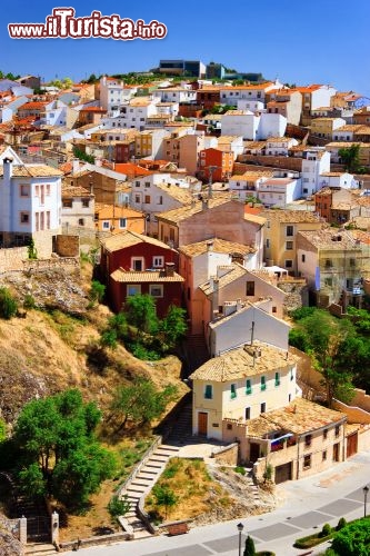 Immagine Cuenca dall'alto è una scultura di saliscendi, case colorate e edifici antichi. La città spagnola protetta dall'UNESCO è divisa in due dal fiume Huécar: la parte moderna è a 900 metri di quota, mentre quella antica, la più preziosa, se ne sta a 1000 m s.l.m. - © Lenar Musin / Shutterstock.com