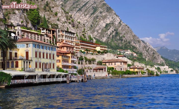 Immagine Panorama del borgo di Limone sul Garda, Lombardia - Grazie alla costruzione della strada gardesana realizzata nel 1932, Limone sul Garda è diventata una delle località turistiche più visitate sulla riviera di Brescia. Nei secoli passati Limone è stato luogo di villeggiatura di personaggi famosi e intellettuali fra cui Goethe che ne parlò dettagliatamente nel suo diario sul viaggio in Italia © travelpeter / Shutterstock.com