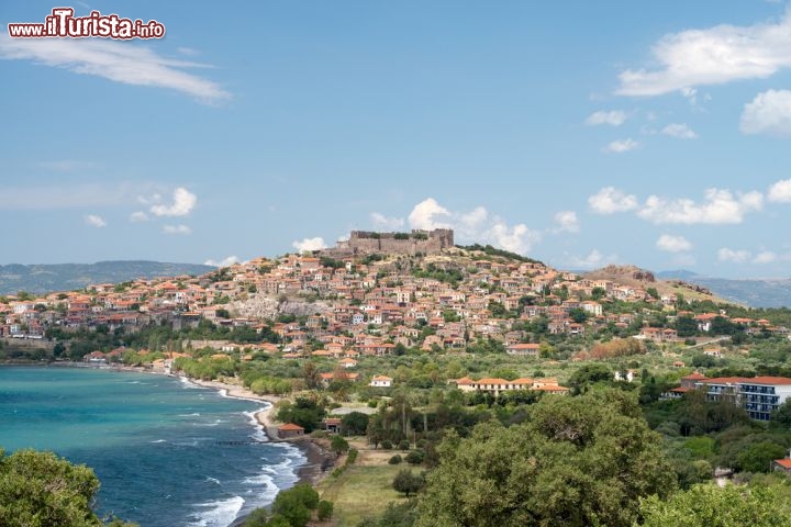 Immagine Il borgo di Molyvos e la sua fortezza dominano la costa settentrionale dell'isola di Lesbo (Lesvos) nell'arcipelago delle Isole Egee Settentrionali della Grecia - © Royster / Shutterstock.com