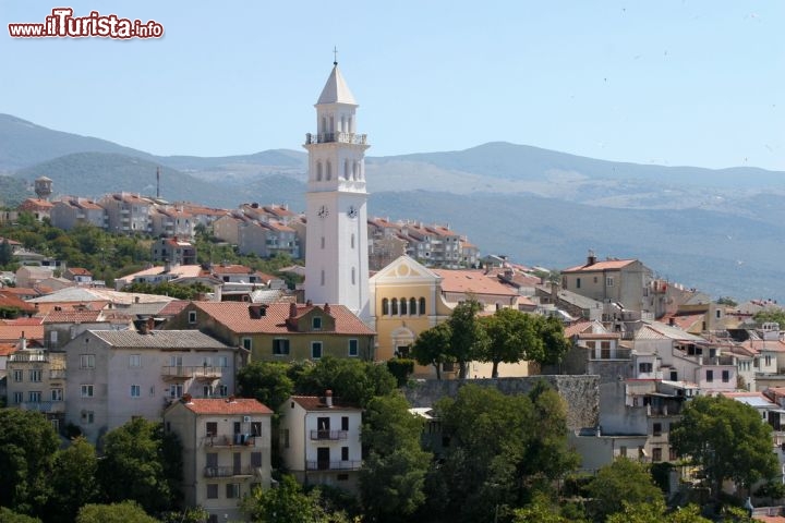 Immagine Foto panoramica del borgo di Novi Vinodolski, Croazia - Nei pressi della foce del fiume Suha Ricina, lungo il canale di Vinodol, l'elegante città di Novi Vinodolski è un luogo di villegggiatura impreziosito da spiagge ben attrezzate. Importante centro del turismo estivo situato nel golfo del Quarnero, questa località della Croazia è famosa per il carnevale estivo che si svolge nel mese di agosto e che richiama turisti da ogni parte d'Europa © Renato Pejkovic/ Shutterstock.com