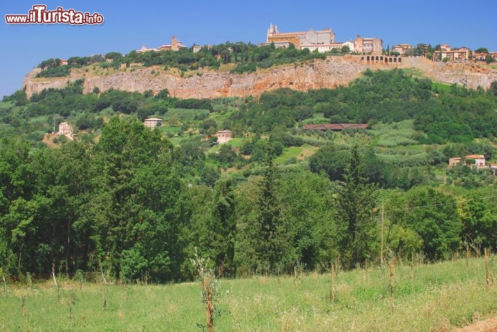 Immagine Il borgo di Orvieto si erge su di uno sperone di rocce, in riva destra fiume Tevere in Umbria - © travelpeter / shutterstock.com