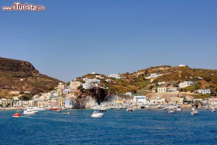 Immagine Il borgo di Ponza visto dal traghetto da Formia Gaeta - © claudio zaccherini / Shutterstock.com