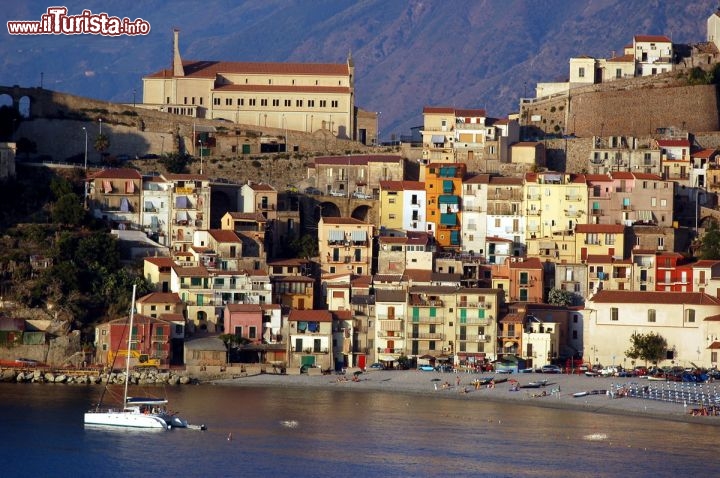 Immagine Il borgo di Scilla, a nord di Reggio Calabria: le case colorate s'affacciano sullo Stretto di Messina