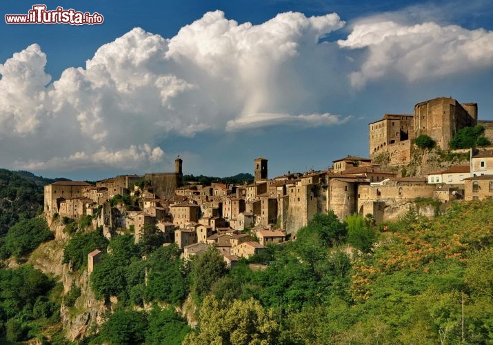 Immagine Il borgo medievale di Sorano in maremma. Ci troviamo nella Provincia di Grosseto in Toscana, lungo la strada che porta a Sovana.