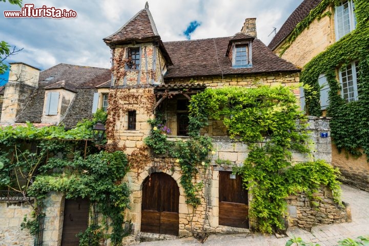 Immagine Una vista del magico borgo medievale di Sarlat-la-Caneda in Aquitania (Francia)  - © ostill / Shutterstock.com