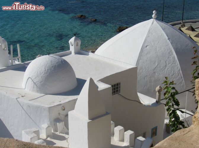 Immagine Il borgo storico di Hammamet: siamo in Tunisia e questo è un dettaglio della Medina fortificata della città - © Renee Vititoe / Shutterstock.com