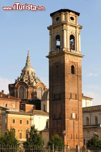 Immagine Il campanile della Cattedrale di Torino, dedicata a San Giovanni Battista e situata nell'omonima piazza, dove è custodita la Sacra Sindone. Benché l'autenticità della Sindone non sia confermata all'unanimità, sul lenzuolo di lino si riconosce la sagoma di un uomo con segni di maltrattamenti e torture, tradizionalmente identificato con Gesù - © Spectral-Design / Shutterstock.com