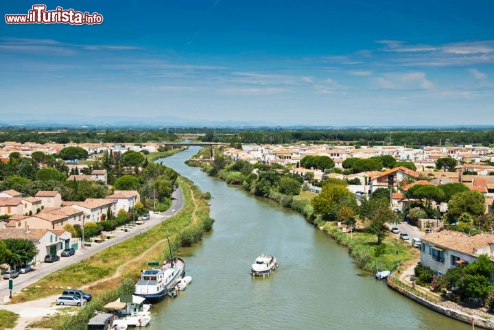 Immagine Il canale Sete-Rodano, Aigues Mortes - La bella cittadina medievale di Aigues Mortes sorge al limite occidentale della Camargue, fra stagni e saline, a circa 6 chilometri dal mare. Il panorama che si può ammirare dall'alto sul canale Sete-Rodano che si snoda lungo la Provenza è fra i più caratteristici di tutta Francia © Alexander Demyanenko / Shutterstock.com