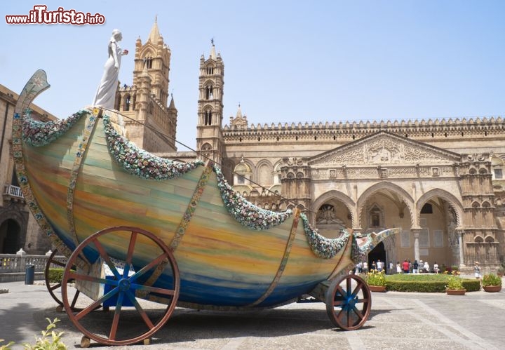 Immagine Il carro di Santa Rosalia "parcheggiato" davanti alla Cattedrale di Palermo (Sicilia) in occasione delle festività dedicate alla santa, che secondo la tradizione salvò la città dalla peste nel Milleseicento. Durante la festa del 14 luglio il carro trionfale sfila per le vie del centro dal Palazzo dei Normanni fino al mare, in un simbolico percorso dalla morte alla vita. Il gran finale con fuochi artificiali rappresenta la luce della rinascita - © Gandolfo Cannatella / Shutterstock.com