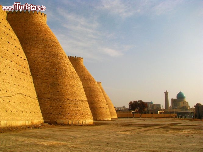Immagine Il castello di Bukhara, in Uzbekistan con l'imponente cinta muraria - © Ametova Tatyana / Shutterstock.com