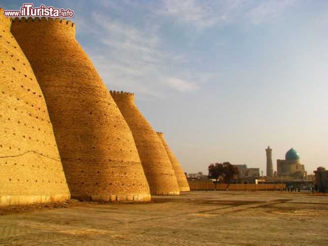 Immagine Il castello di Bukhara, in Uzbekistan con l'imponente cinta muraria - © Ametova Tatyana / Shutterstock.com