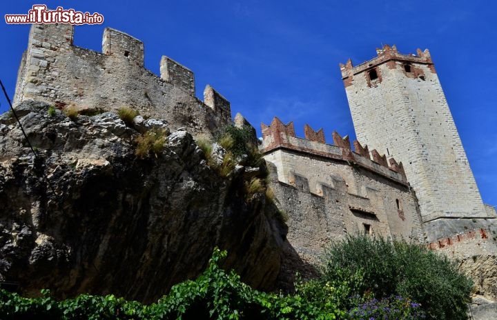 Immagine Uno scorcio del castello di Malcesine, Verona - Abbarbicato alla roccia, il castello di Malcesine fu costruito in epoca medievale ma rimesso quasi completamente a nuovo dagli Scaligeri. A caratterizzare questa struttura, che rappresenta una delle testimonianze meglio conservate di impronta militare, è un imponente mastio da cui si gode un panorama suggestivo sia sul borgo sottostante che sul Lago di Garda © Allik / Shutterstock.com