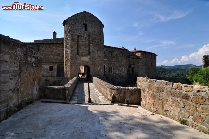 Immagine Il castello di Sorano (Toscana) è una antica costruzione che risale al 12° secolo. Voluta dagli Aldobrandeschi, circa un secolo più tardi passò sotto il controllo della famiglia Orsini