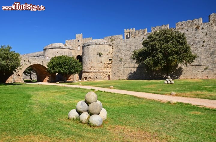 Immagine Il castello medievale di Rodi, Grecia - Nato come fortezza nel XIV° secolo, il palazzo dei Grandi Maestri o dei Cavalieri di Rodi venne ricostruito durante l'occupazione italiana per accogliere Mussolini ma il restauro si concluse solo nel 1940 a pochi anni dal trattato di Parigi. L'interno ospita mosaici di Kos che abbelliscono le sale dove sono custoditi magnifici vasi giapponesi, doni dell'imperatore Hiroito al duce © Birute Vijeikien / Shutterstock.com